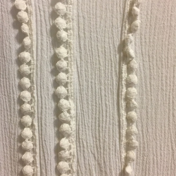 Adorable white top - Picture 4 of 4